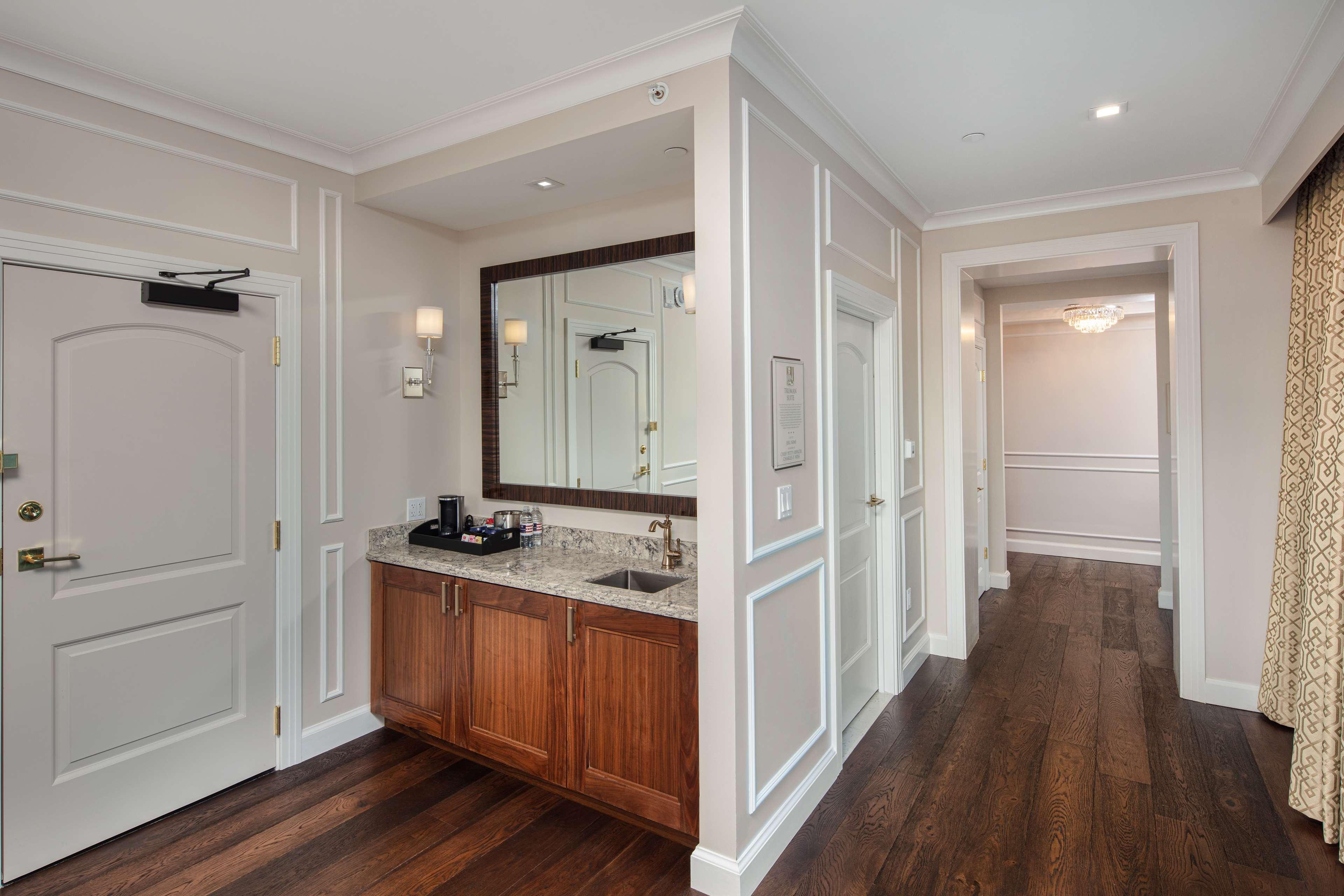 The Higgins Hotel New Orleans, Curio Collection By Hilton Exterior foto